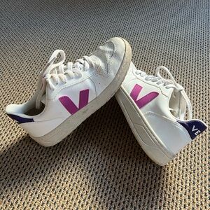 Veja V-10 CWL White Ultraviolet Purple, sz 6, good condition, discontinued color